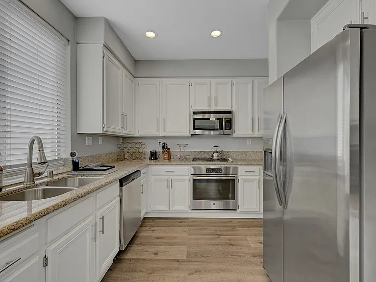 2239 Le Conte Ave — Photo 16