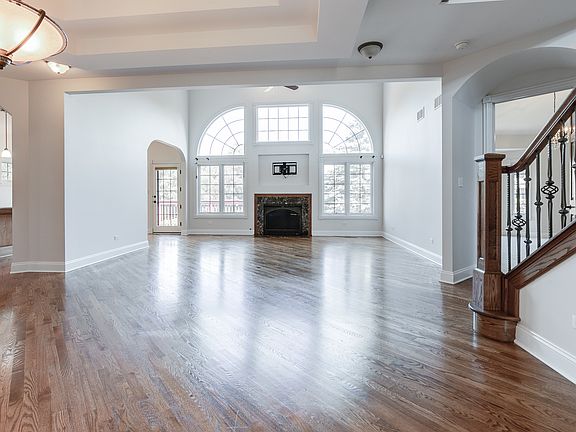 3rd image of 8 Margot Ln