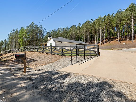3rd image of 843 Millen Rd