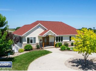 N1228 Country Crest Cir, Hortonville, WI 54944