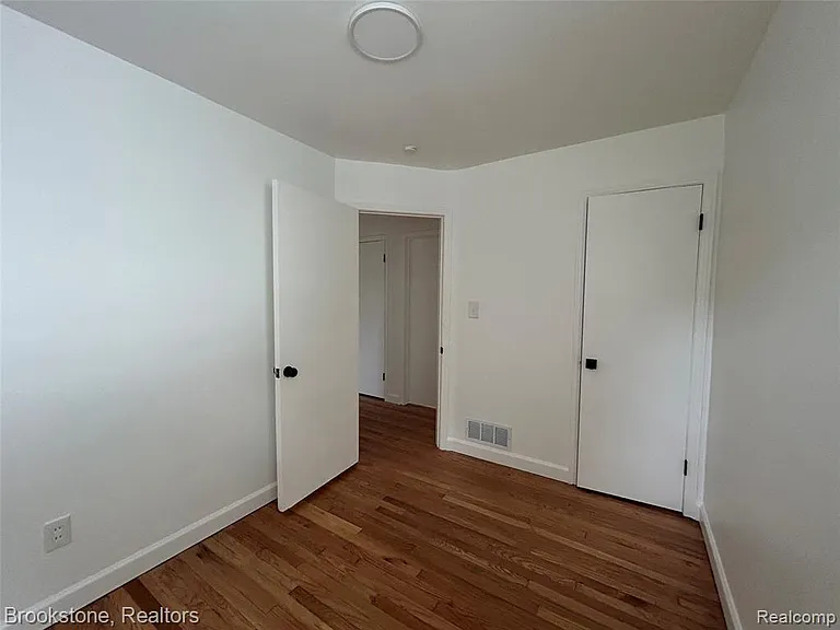 26707 Penn St — Photo 17