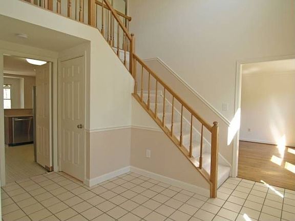 Impressive 2-story foyer