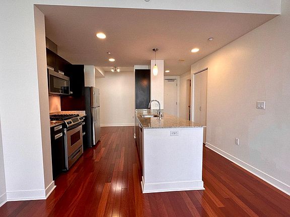 5th image of 300 Berry St Unit 1402