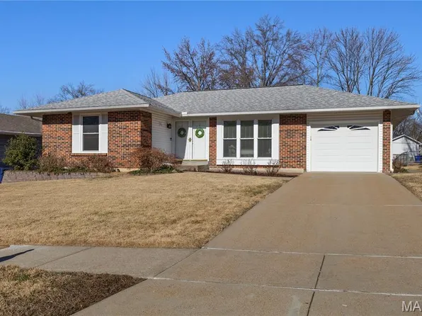 325 Bellezza Dr, Ballwin, MO 63021