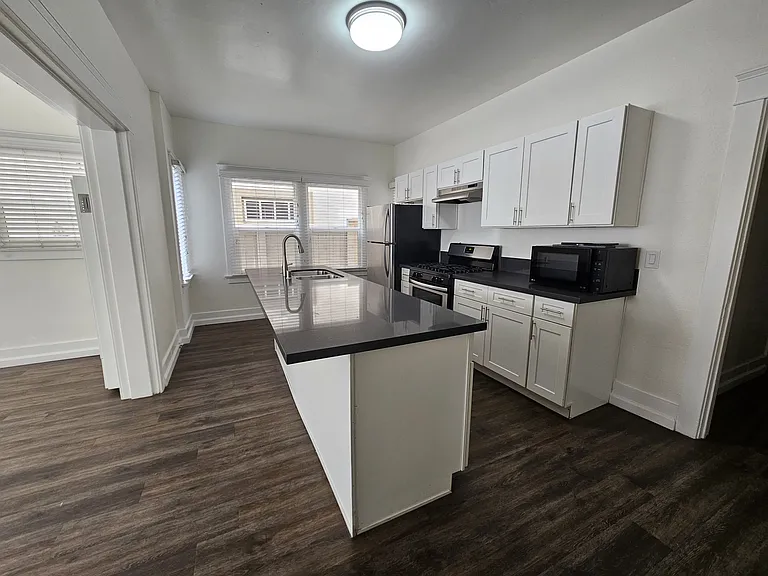 Indiana Street Apartments — Photo 24