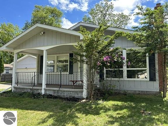 2nd image of 2424 Winona St