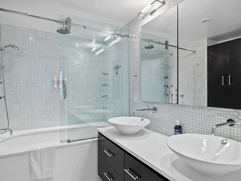 459 W 44th St #C — Photo 33