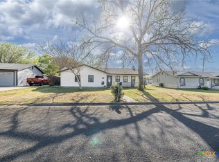 2211 N Camp St, Seguin, TX 78155