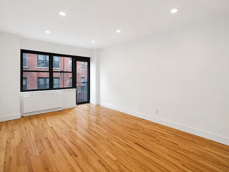 207 E 37th St #3B — Photo 3