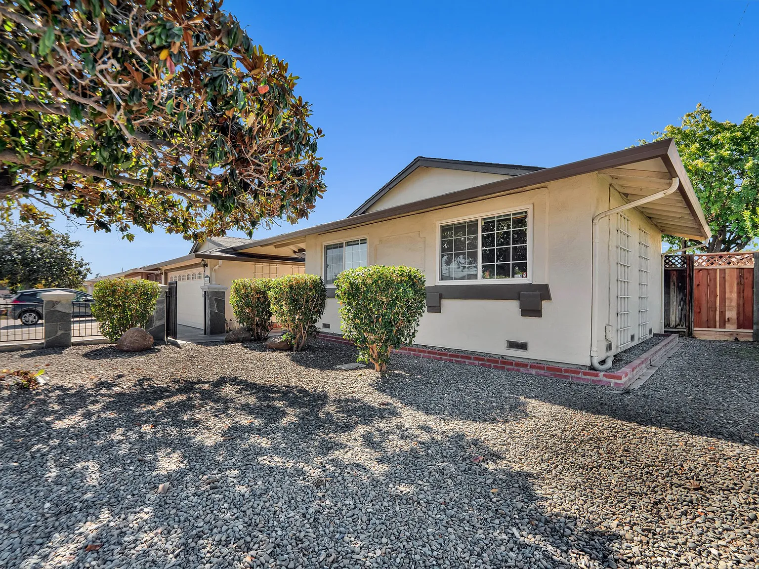 4 bed, 1938 sqft, $4,500 — Photo 2