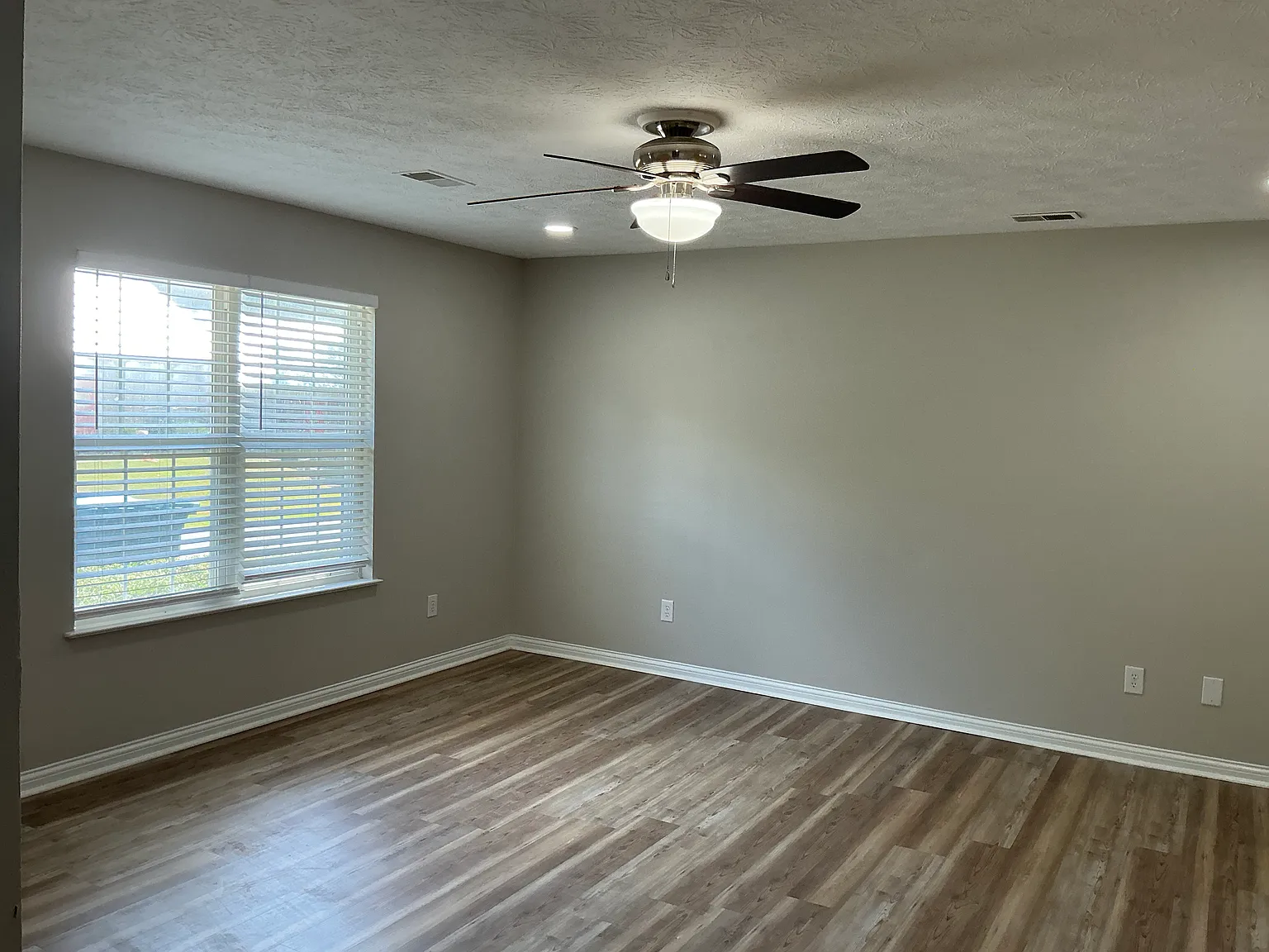 2 bed, 1005 sqft, $1,050 — Photo 3
