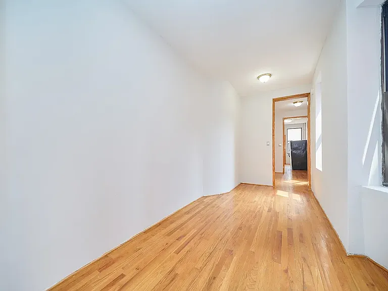 501 1/2 W 43rd St #5E — Photo 4