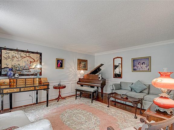 5th image of 380 Hollinswood Ave