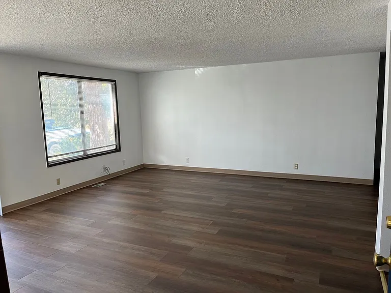 1915 Dawn Ct — Photo 2