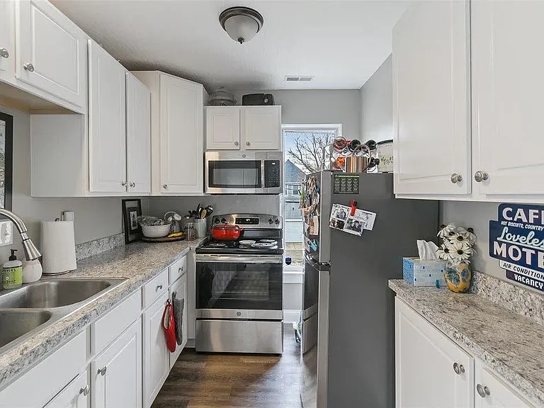 137 1/2 Avondale Ave — Photo 2