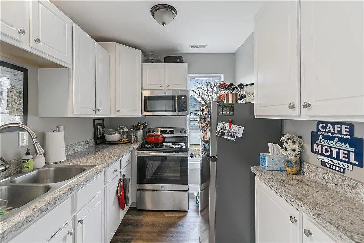 Building Photo - 137 1/2 Avondale Ave