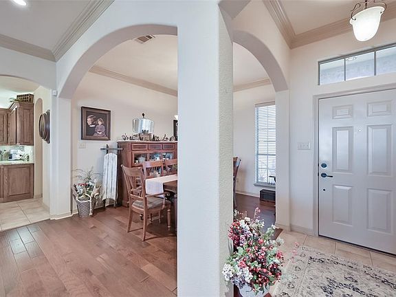 3rd image of 8121 Oak Hollow Dr