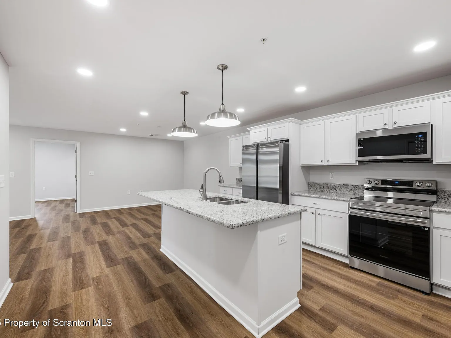 2 bed, 2.0 bath, 1300 sqft, $2,700 — Photo 4