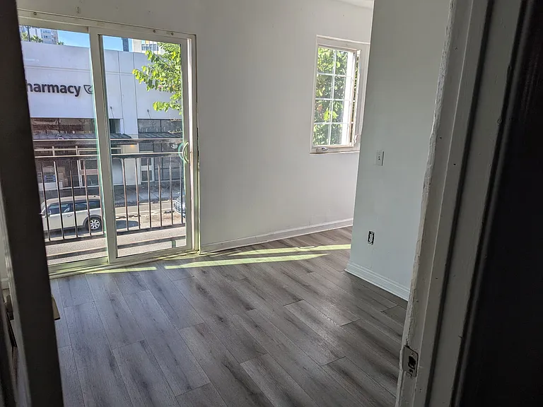 635 E Broadway — Photo 1