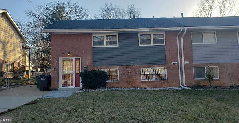 2nd image of 826 Carrington Ave