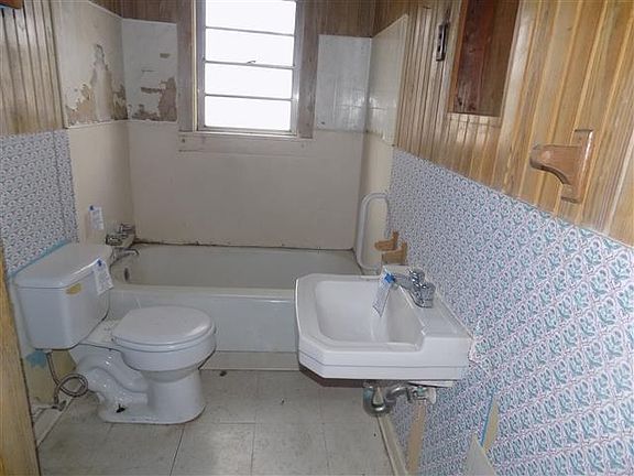 4th image of 1100 S Prairie St
