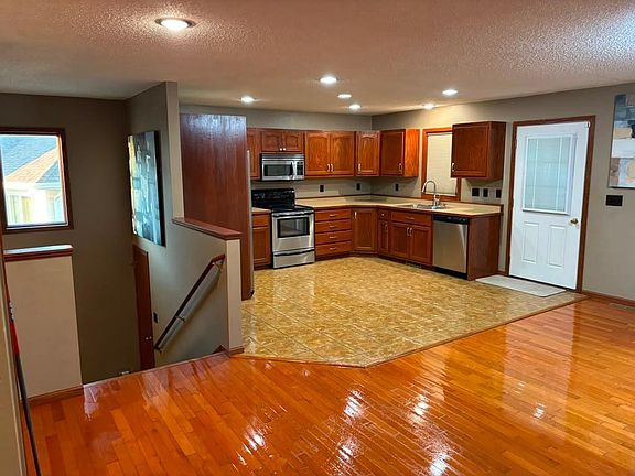 4th image of 1058 Selkirk Cir