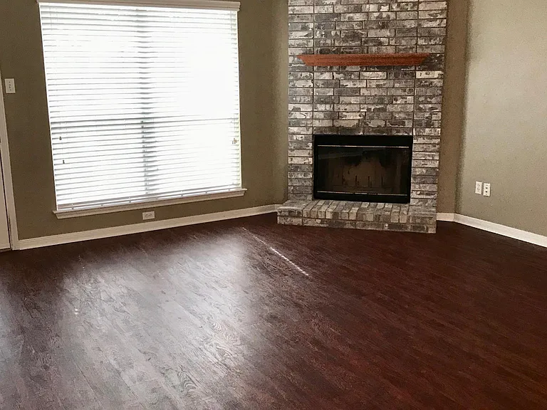 1917 Stratford Dr — Photo 3
