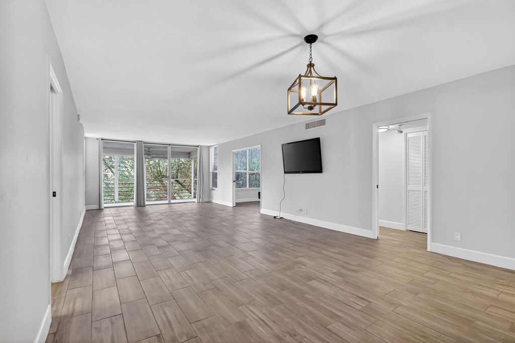545 Oaks Lane #409, photo 7
