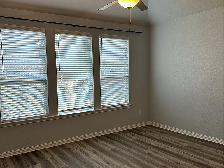 912 Monarch Ln — Photo 7