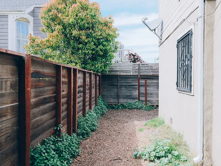 1405 Campbell St — Photo 11