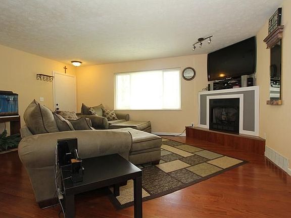 3rd image of 1881 Vinemont Dr