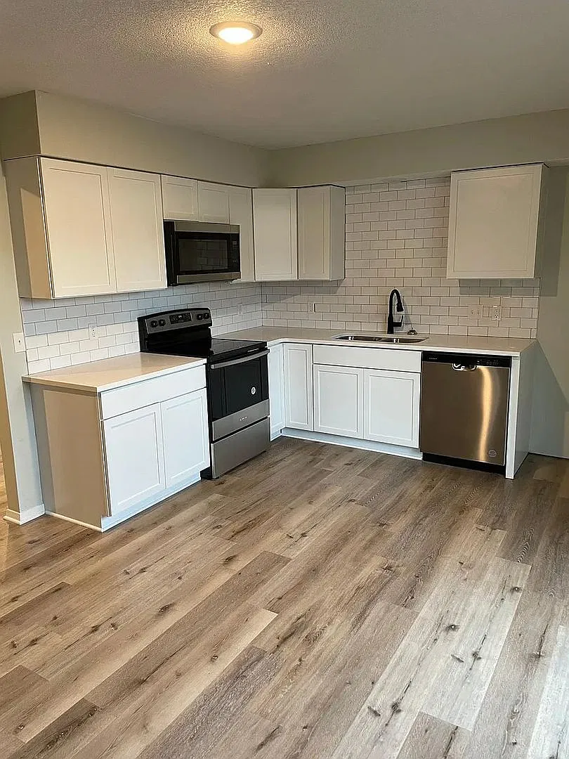 Perfect 2 Bedroom, 1 Bathroom! — Photo 3