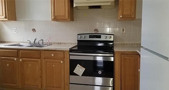 2nd image of 1041 Alvar St