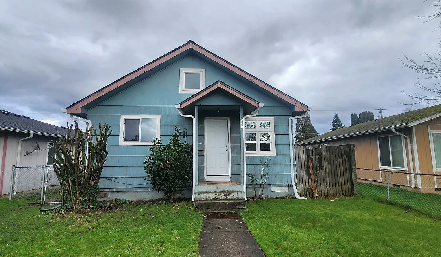 Three Bedroom Home with a Garage — Photo 1