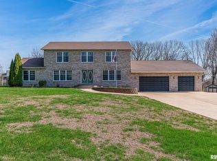 2820 Oak Ridge Rd, Camanche, IA 52730