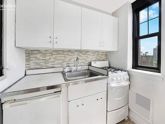 4th image of 200 E 16th St APT 12C