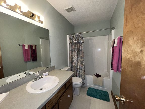 Shared Bathroom Clean, Comfortable, and Well Kept!