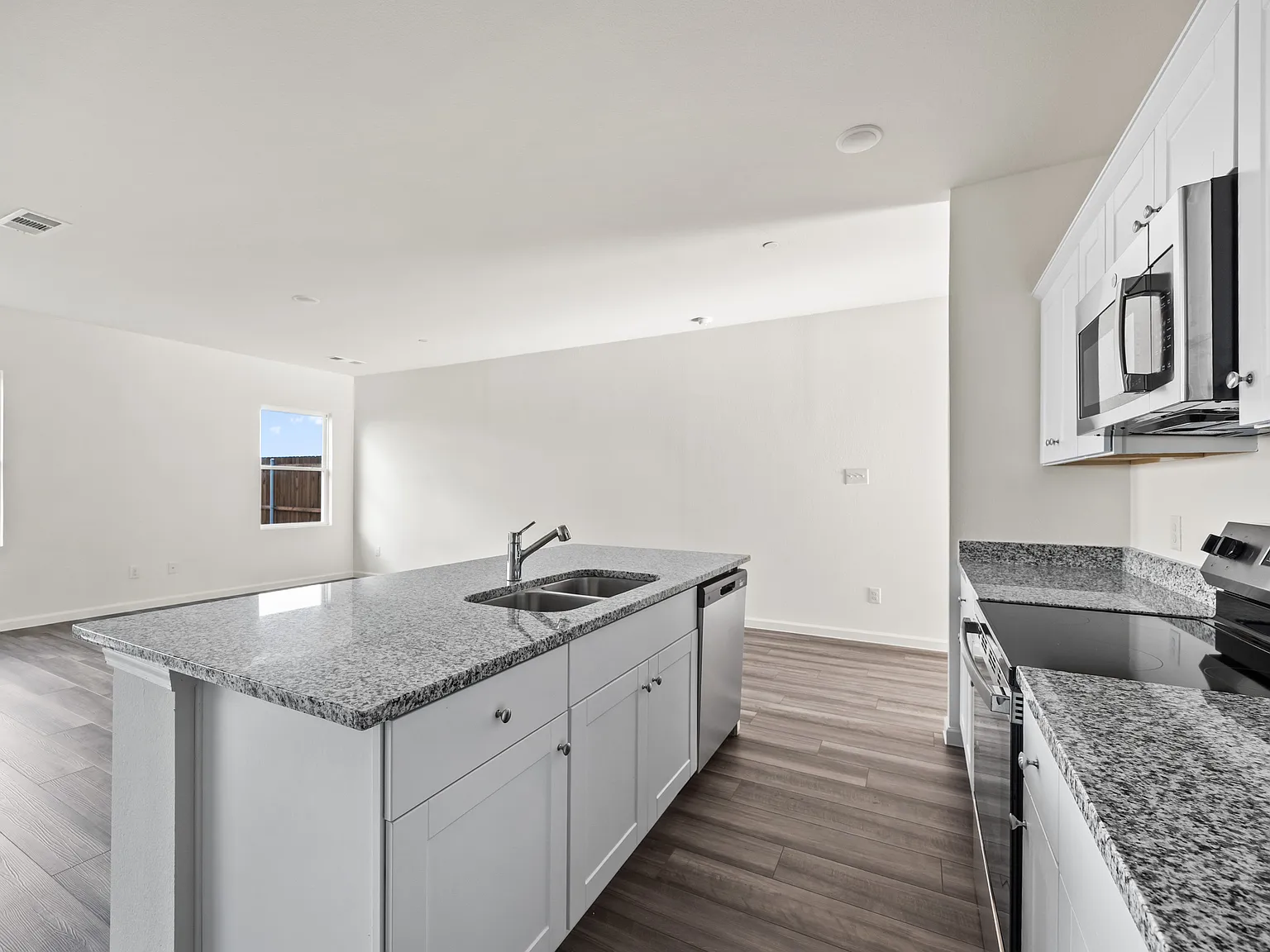 3 bed, 2.5 bath, 1800 sqft, $1,950 — Photo 2