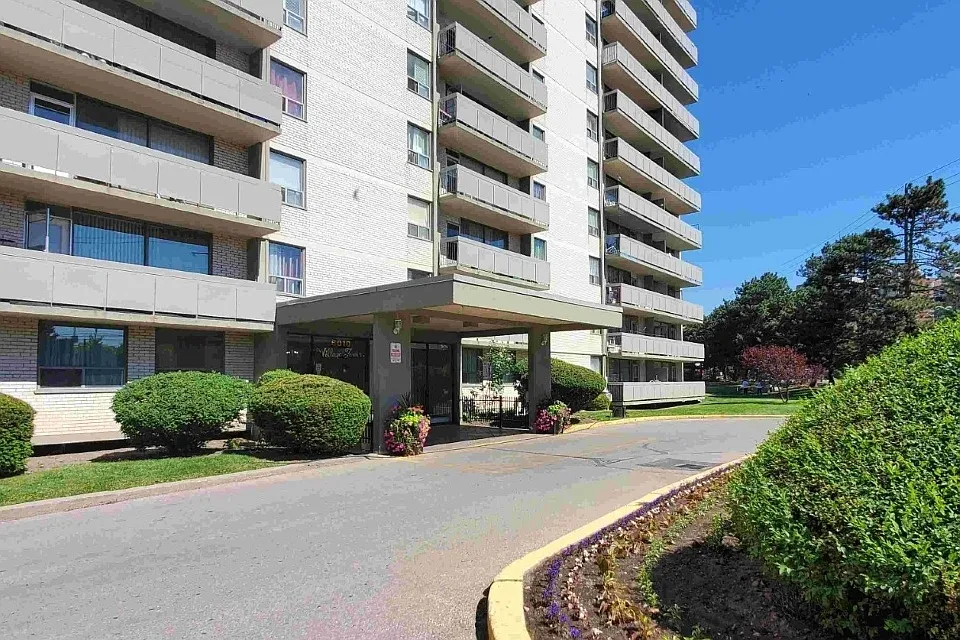 6010 Bathurst St