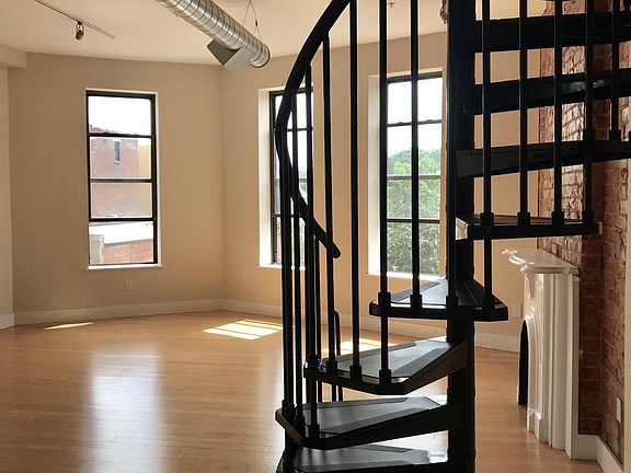 5th image of 2733 Woodburn Ave Unit 304