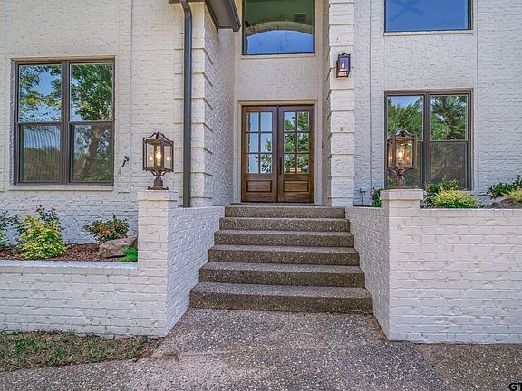 4th image of 831 Blenheim Pl