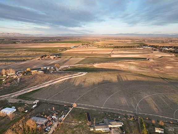 2nd image of 28677 Farmway Rd