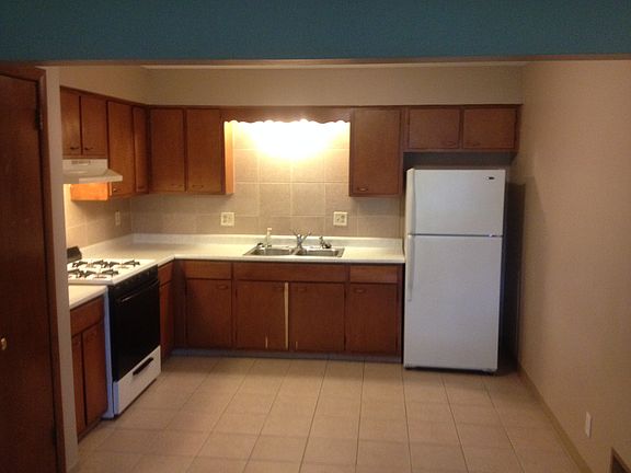 4th image of 3221 Holiday Dr APT 2