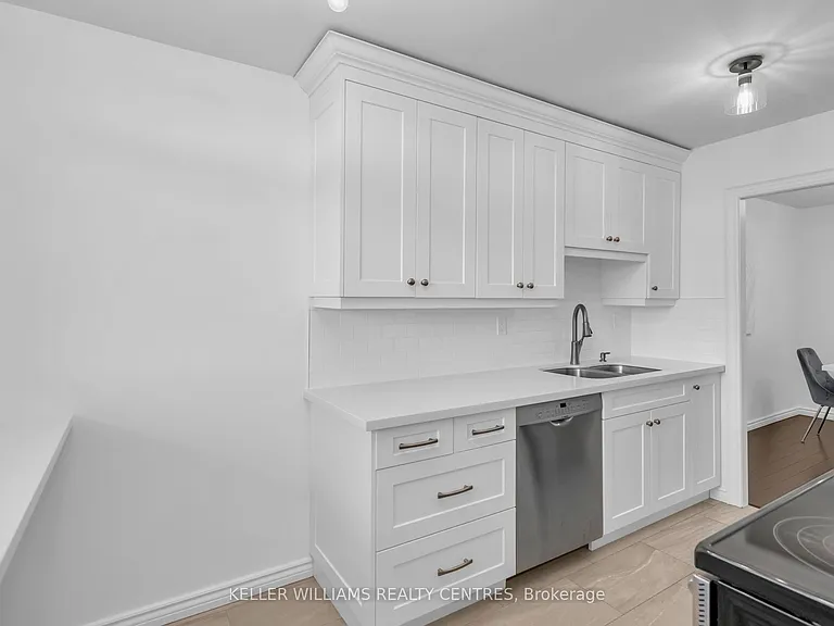 7811 Yonge St #407 — Photo 4
