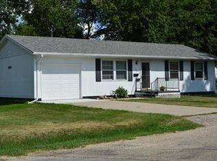 602 E 1st St, Vinton, IA 52349