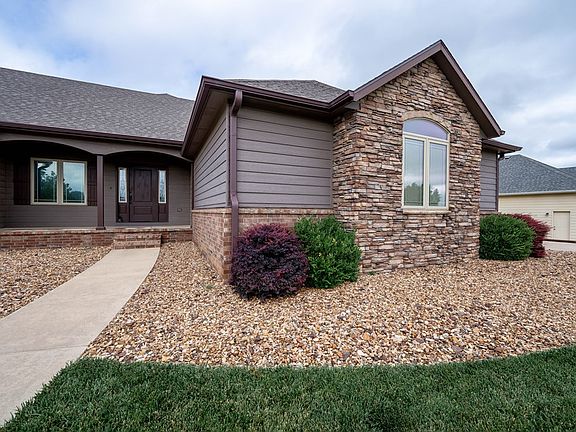 3rd image of 2301 Pinecrest Cir
