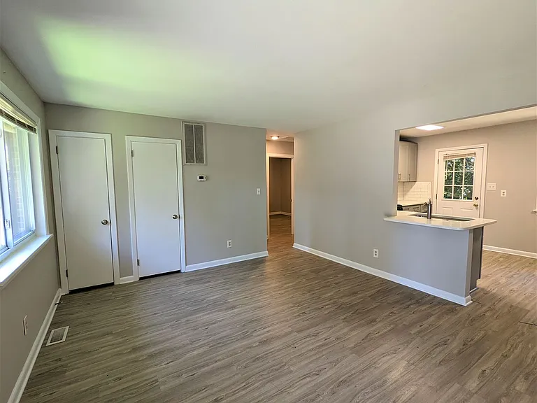 3906 Lexington Dr — Photo 2