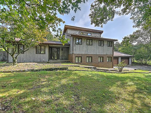4th image of 132 Tamarack Dr