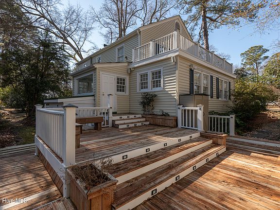 3rd image of 203 Pineview Drive