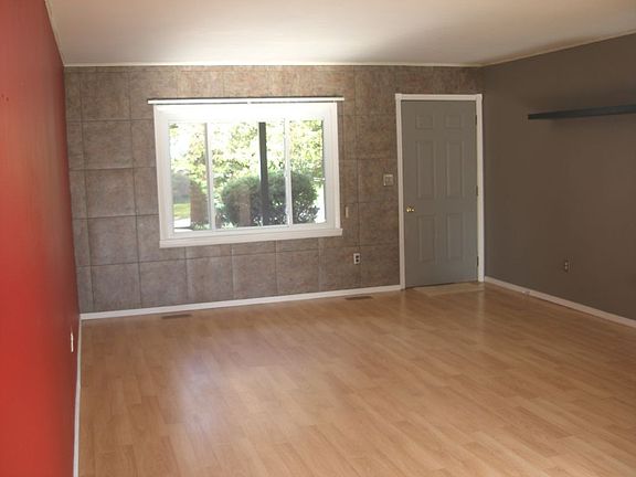 4th image of 6 Dover Dr